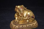Antiker auf Lotossockel liegender Elefant Qing Dy